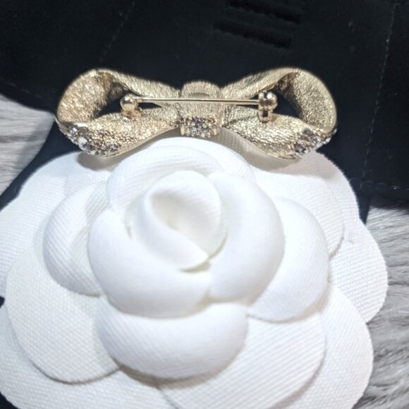 Gorgeous Authentic Classic CC Bow Crystal Brooch - Picture 7 of 8
